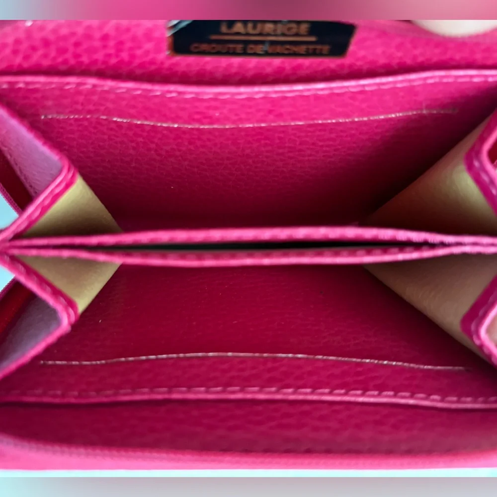 Laurige Elegant Fuchsia Small leather wallet with zipper closure.